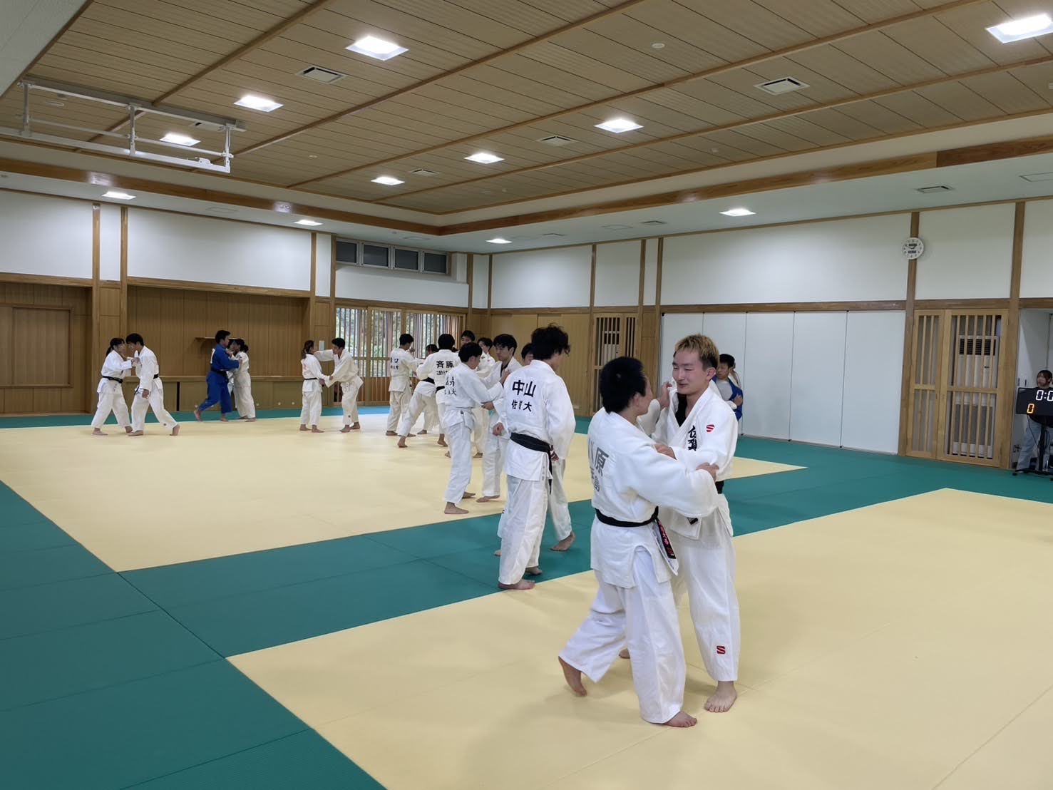 長崎大学柔道部メンバーが練習している様子2